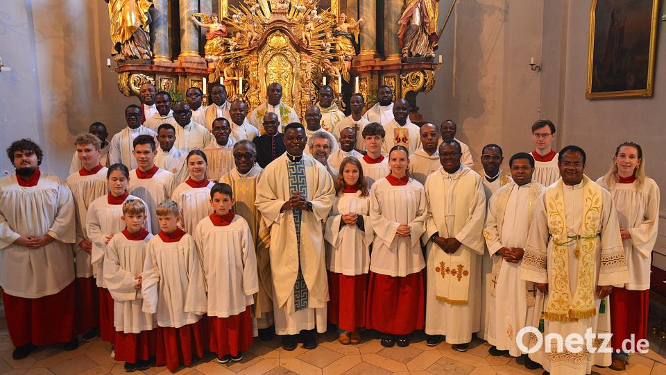 Der Jubilar im Kreise seiner Mitpriester und der Ministranten. Re. neben ihm Stadtpfarrer Helmut Brügel. Bild: fdl