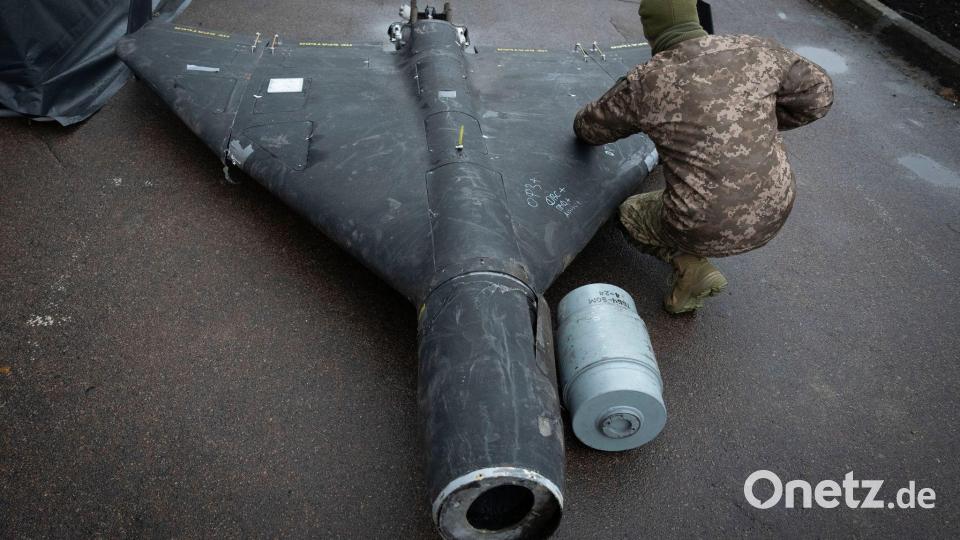 Solche Shahed-Drohnen sorgen in der Ukraine regelmäßig für erhebliche Zerstörungen und Todesopfer. (Archivbild) Bild: Efrem Lukatsky/AP/dpa