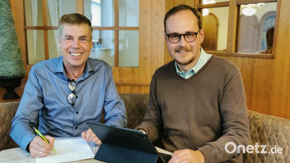 Die beiden Vorsitzenden des CSU-Ortsverbands Oberviechtach, Tobias Ehrenfried (rechts) und Oberst a.D. Jochen Schneider, stellen das Positionspapier zur Stärkung der Grenzlandkaserne vor. Bild: Portner