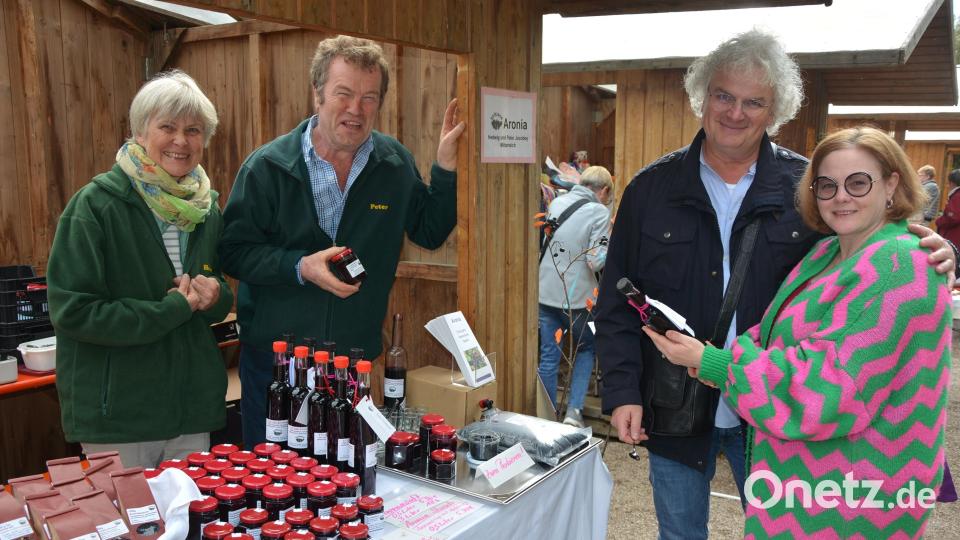 Hedwig und Peter Jacobey (von links) stellten ihre Aronia-Produkte vor. Bild: Josef Rosner