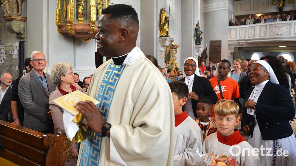Singend und tanzend wurden die Gaben zum Altar gebracht. Bild: fdl