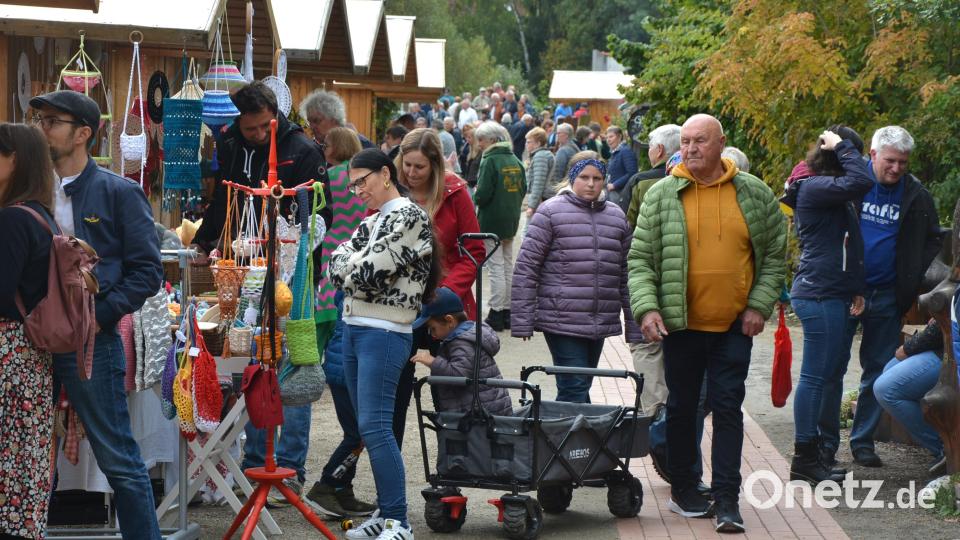 Viele Besucher nutzten die Gelegenheit, sich an den Verkaufsständen umzusehen. Bild: Josef Rosner