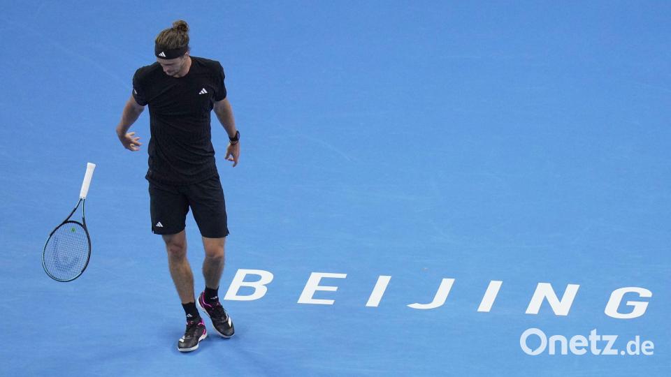 Alexander Zverev ließ seinen Frust am Schläger aus. Bild: Andy Wong/AP/dpa