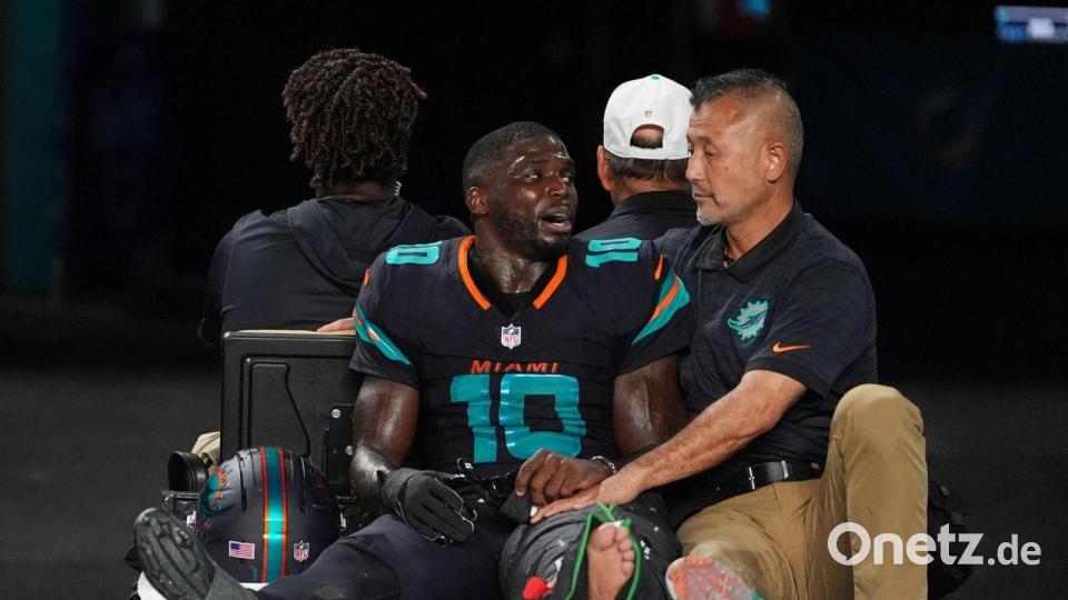 Tyreek Hill (links) musste auf einem Fahrzeug vom Platz gefahren werden. Bild: Rebecca Blackwell/AP/dpa