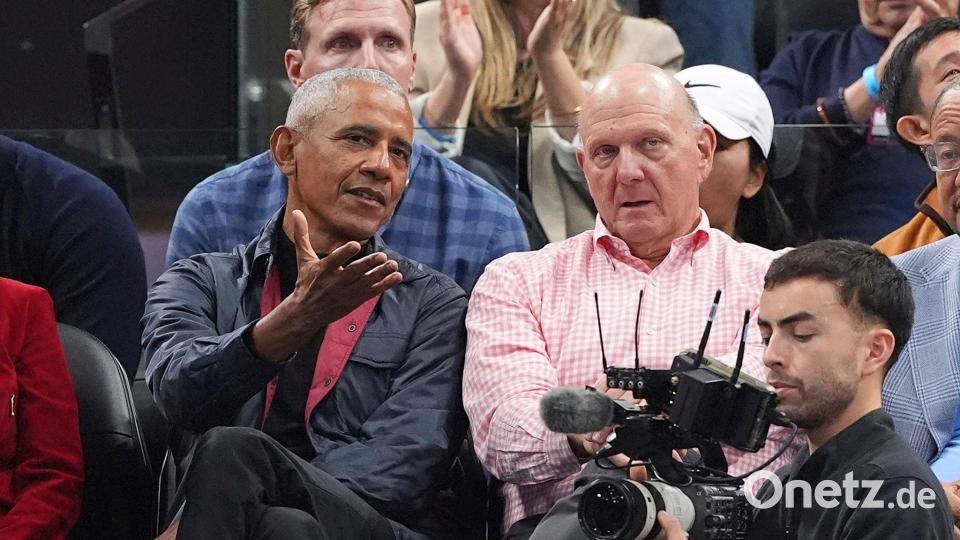 Steve Ballmer - hier bei einem Clippers-Heimspiel neben Ex-US-Präsident Barack Obama - zählt zu den reichsten Menschen der Welt. Bild: Mark J. Terrill/AP/dpa