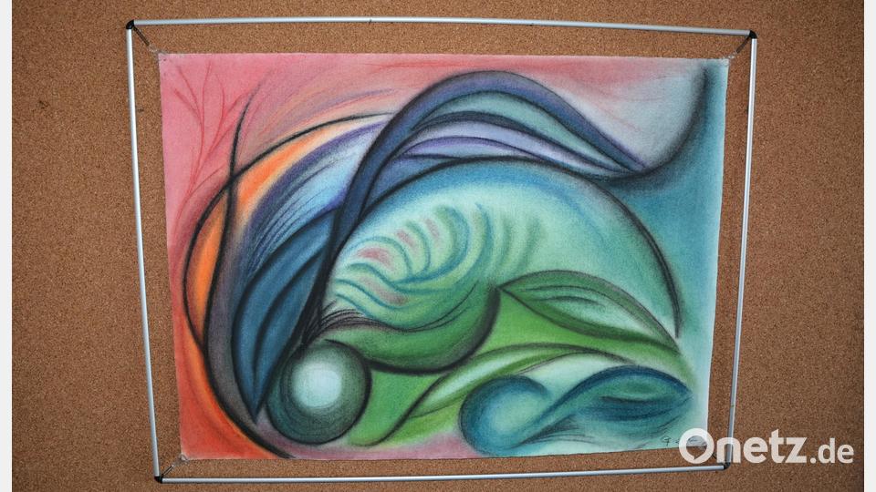 „Mit meiner Kunst habe ich meine Krankheit besiegt“, sagt Gertraud Fischer, die zur Ausstellung 25 abstrakte Bilder mitgebracht hat, erstellt in verschiedenen Techniken. Die Ausstellung ist vom 2. Oktober bis 9. November im Museumscafé zu sehen, der Eintritt dazu ist frei. Bild: Josef Rosner