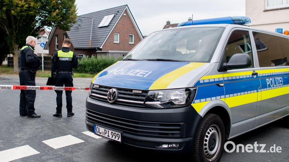 Nach der Gewalttat mit vier Toten in Oldenburg hat die Polizei Spuren gesichert. Bild: Hauke-Christian Dittrich/dpa