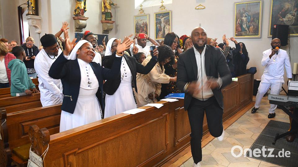 Afrikanische Lebensfreude spürte man während des ganzen Festgottesdienstes. Bild: fdl