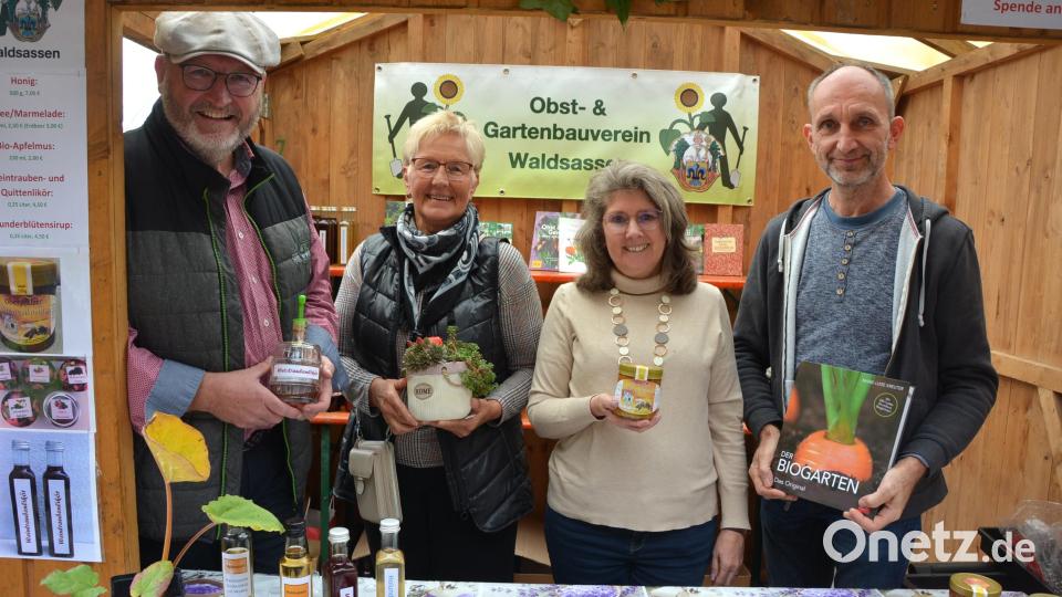 Der Stand des Obst- und Gartenbauvereins Waldsassen mit (von links) Ortsvorsitzendem Klaus Schuster und Marianne Patz sowie weiteren Vorstandsmitgliedern. Bild: Josef Rosner