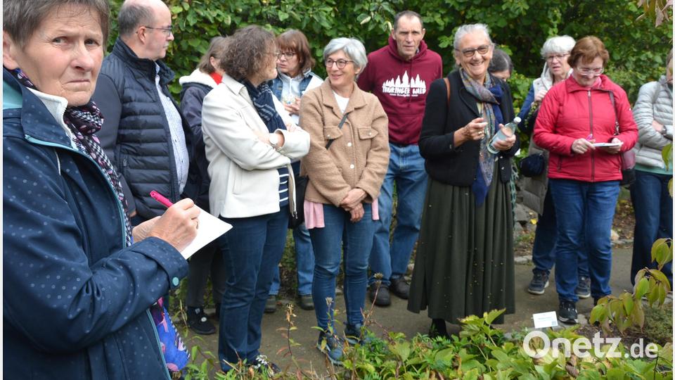 Johanna Eisner (im Rock) führte durch den Hildegard-Garten. Bild: Josef Rosner