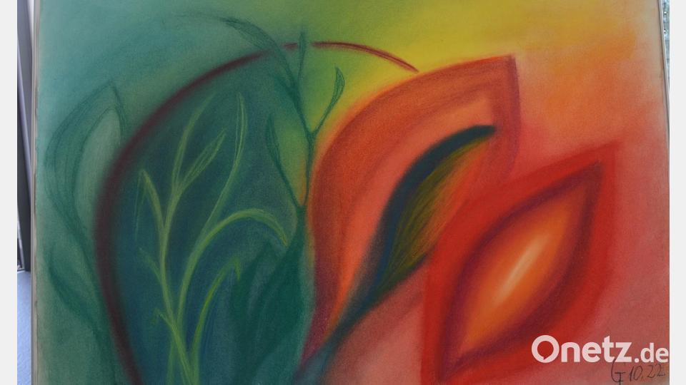 „Mit meiner Kunst habe ich meine Krankheit besiegt“, sagt Gertraud Fischer, die zur Ausstellung 25 abstrakte Bilder mitgebracht hat, erstellt in verschiedenen Techniken. Die Ausstellung ist vom 2. Oktober bis 9. November im Museumscafé in Mitterteich zu sehen, der Eintritt dazu ist frei. Bild: Josef Rosner