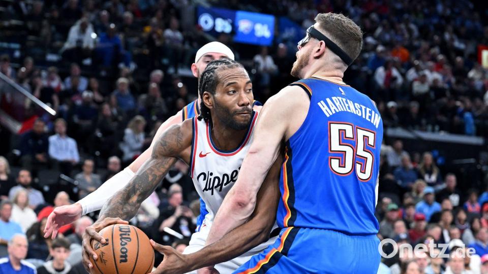 Kawhi Leonard - hier gegen Isaiah Hartenstein - ist der wichtigste Spieler der LA Clippers. (Archiv-Foto) Bild: Wally Skalij/AP/dpa