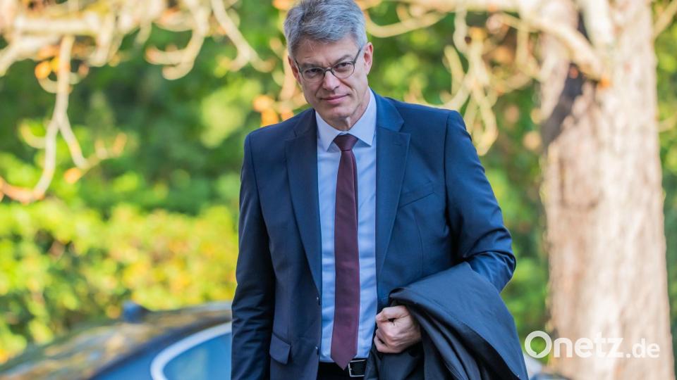 Schockmoment bei der Klausur: Der Verkehrsminister muss ins Krankenhaus. Bild: Michael Kappeler/dpa