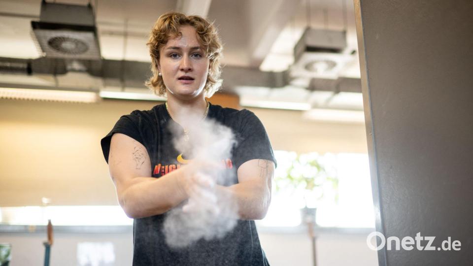 Kiara Klug bejubelte bei der EM ihre ersten großen Erfolge als Gewichtheberin. Bild: Sebastian Gollnow/dpa
