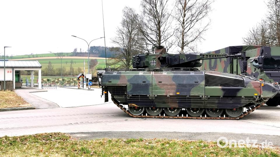 Modernste Ausrüstung des Panzergrenadierbataillons 122: Puma-Panzer und Lkw fahren an der Wache der Grenzlandkaserne vorbei. Archivbild: Portner