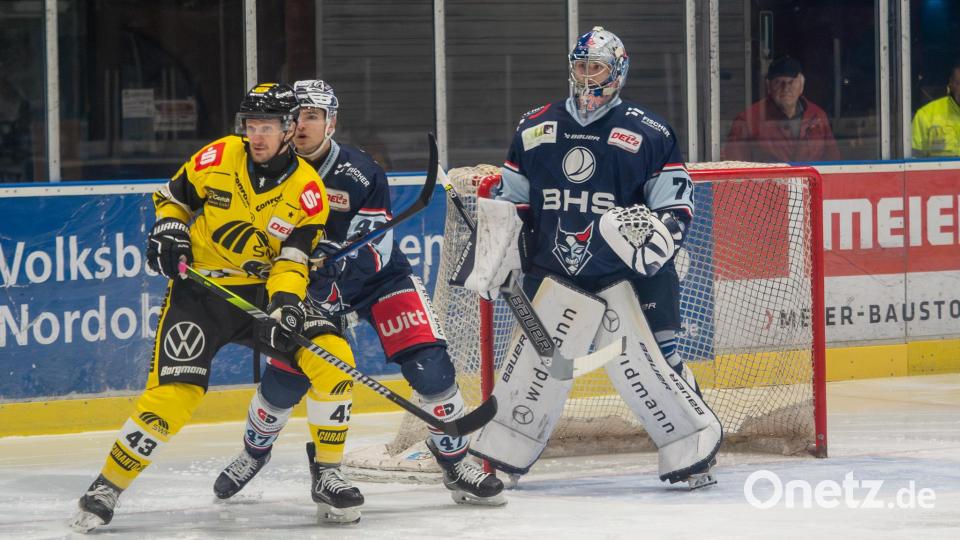 Daniel Allavena (rechts, hier noch im Trikot der Blue Devils Weiden) wechselt von den Nürnberg Ice Tigers mit sofortiger Wirkung zu den Saale Bulls Halle in die Eishockey-Oberliga Nord. Archivbild: Christian Kaminsky/exb