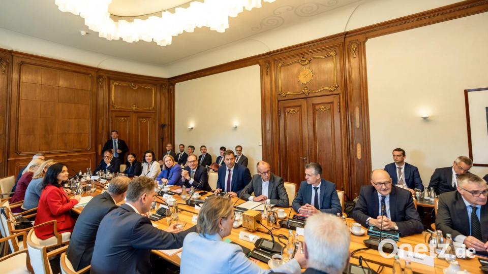 Im Tagungsraum galt Handyverbot. Bild: Michael Kappeler/dpa-pool/dpa