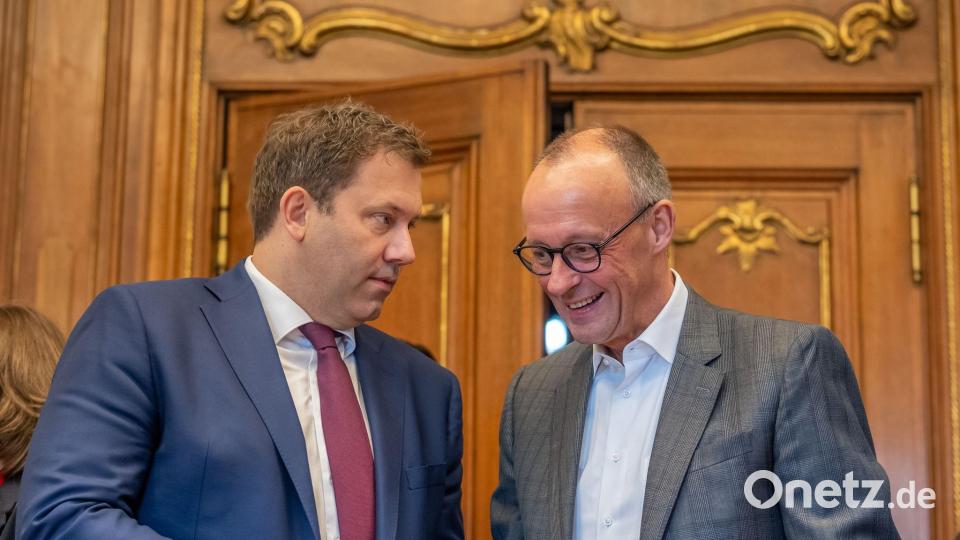 Heller Anzug, keine Krawatte: Der Kanzler überrascht bei der Kabinettsklausur mit neuem Outfit. Bild: Michael Kappeler/dpa-pool/dpa