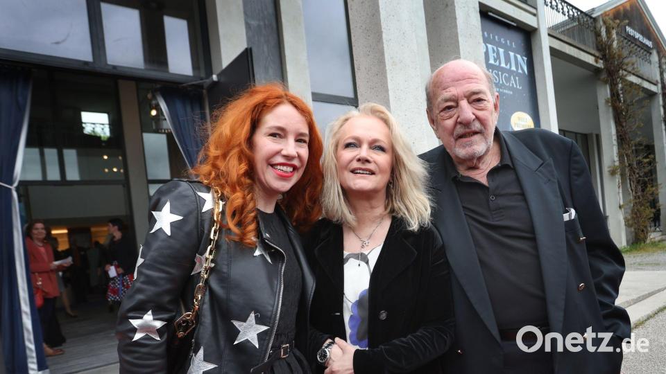 Ralph und Laura Siegel zeigen sich zusammen mit Sängerin Nicole (Mitte), die 1982 mit Siegels Lied „Ein bisschen Frieden“ den Grand Prix Eurovision de la Chanson gewann. (Archivbild) Bild: Karl-Josef Hildenbrand/dpa