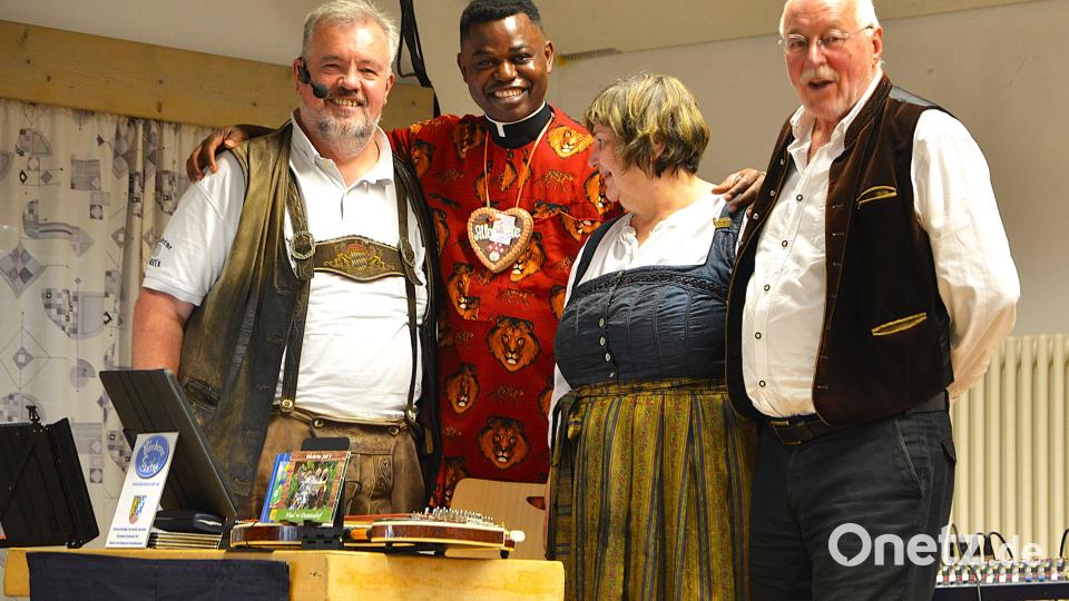 Der Jubilar fühlt sich sichtlich wohl im Kreise der Musiker der &quot;Blechern Sait´n&quot; Bild: fdl