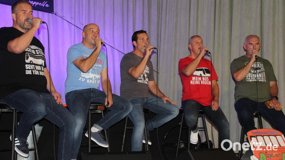 Gregor Schraml, Armin Steinhauser, Rudi Kreuzer, Markus Schuller und Uli Roth (von links) begeisterten mit ihrem Programm voller Comedy und Gesang in Waldsassen. Bild: kro