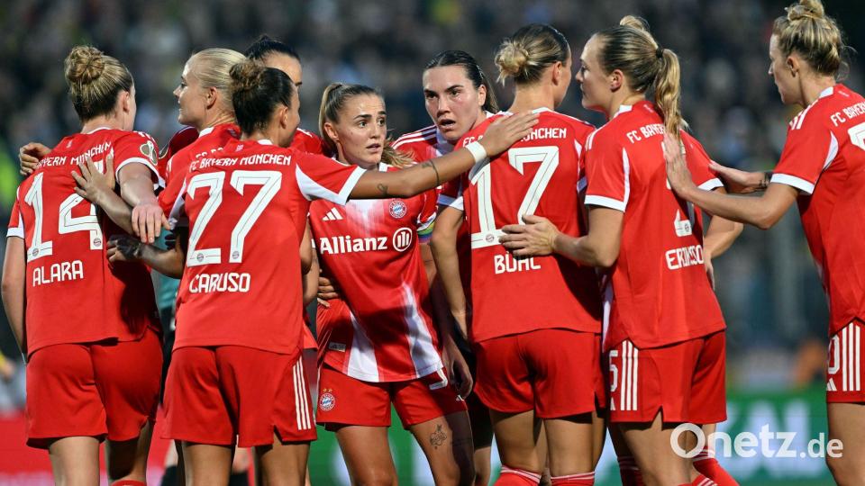 Pernille Harder vom FC Bayern München bejubelt ihr Tor zum 0:1 gegen Borussia Dortmund im DFB-Pokal mit ihren Mitspielerinnen. Bild: Federico Gambarini/dpa
