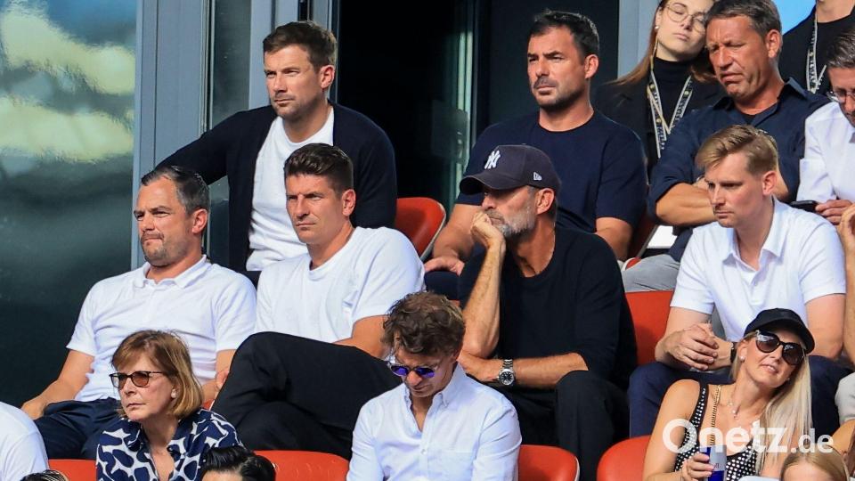 Jürgen Klopp (Mitte, mit schwarzem Cap), bei einem Spiel von RB Leipzig. (Archivbild) Bild: Jan Woitas/dpa