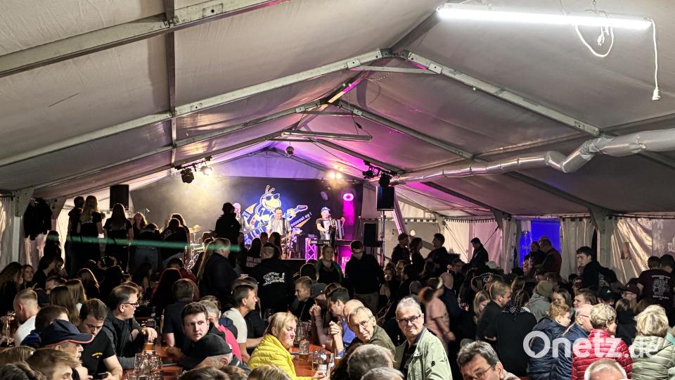 Volles Zelt und beste Stimmung am Samstagabend. Bild: lei