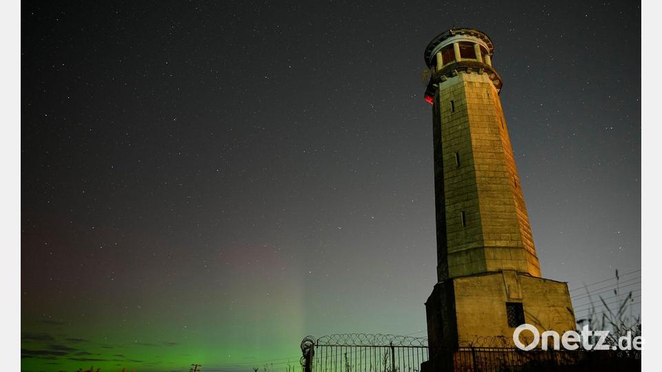 Das Nordlicht, auch bekannt als Aurora Borealis, ist am Nachthimmel in der Nähe des Großen Wolga-Leuchtturms am Ufer des Moskauer Kanals zu sehen. Bild: Pavel Bednyakov/AP/dpa