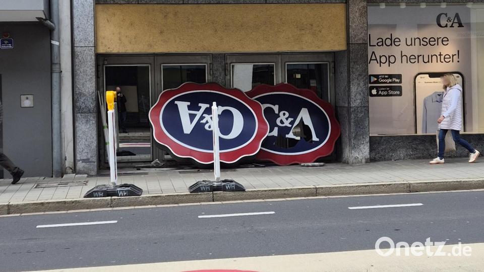 Die alten C&amp;A-Schilder stehen vor einem Seiteneingang des Gebäudes in der Sedanstraße. Bild: üd