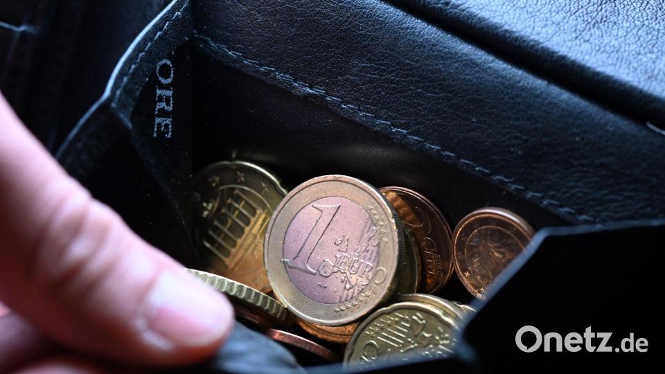 Viele Menschen machen sich Sorgen - auch wegen hoher Preise. (Symbolbild) Bild: Federico Gambarini/dpa