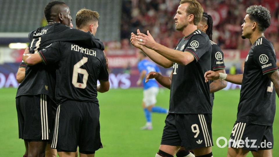 Auch Harry Kane (M) gratuliert Nicolas Jackson (l) zu seinem Premierentreffer. Bild: Peter Kneffel/dpa