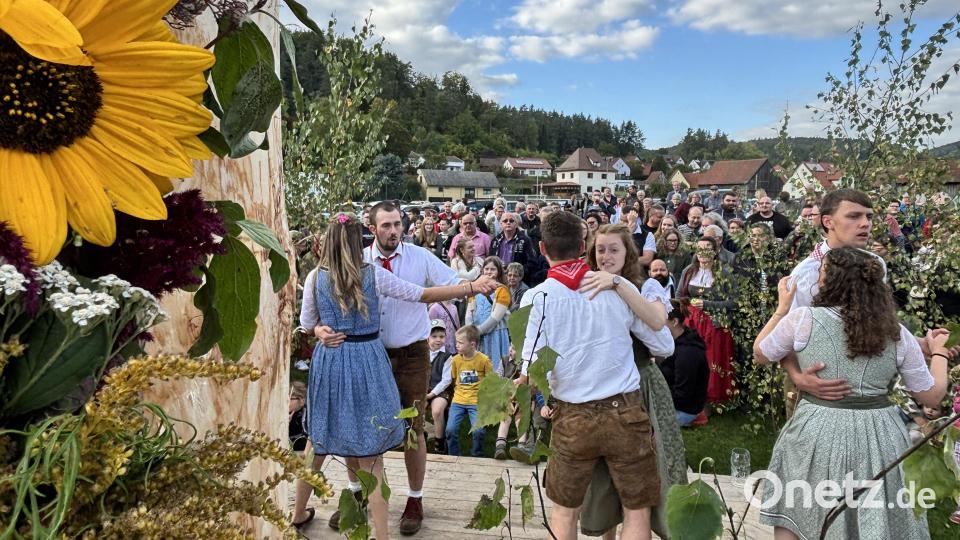 Gekonnt meisterten die Kirwaleut ihre Aufgabe um das Wahrzeichen. Bild: lei