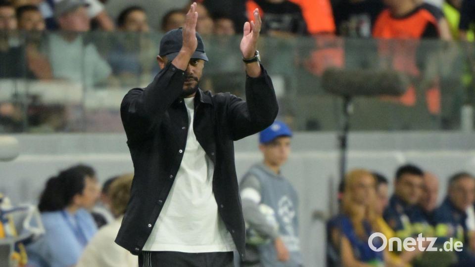 Vincent Kompany applaudiert seiner Mannschaft beim 5:1 gegen Pafos. Bild: Peter Kneffel/dpa