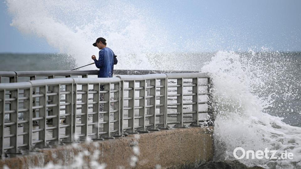 Nathan Goff wird beim Angeln auf dem Steg im Sebastian Inlet State Park von einer Welle durchnässt, als der Tropensturm Imelda in Melbourne Beach, Florida, an der Küste vorbeizieht. Bild: Phelan M. Ebenhack/FR121174 AP/AP/dpa