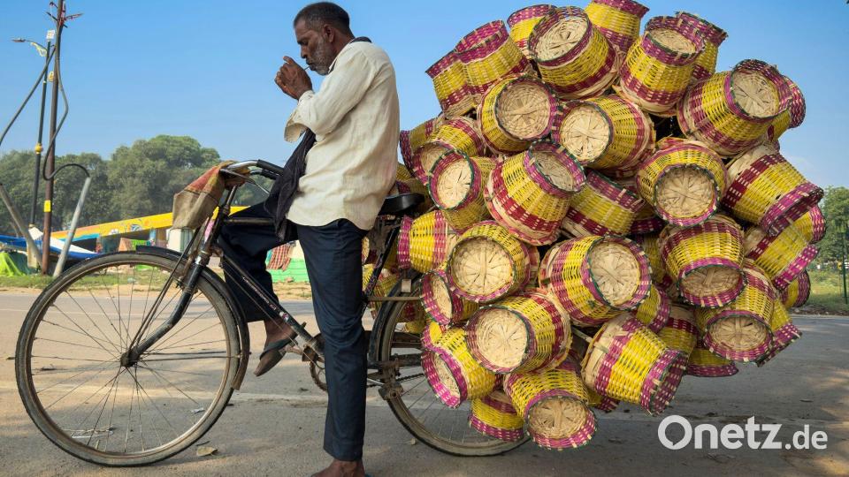 Ein Verkäufer verkauft bunte Bambuskörbe am Straßenrand im nordindischen Bundesstaat Uttar Pradesh. Bild: Rajesh Kumar Singh/AP/dpa