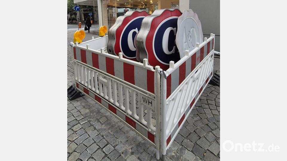 Die alten C&amp;A-Schilder lagern unter anderem in einem abgegrenzten Bereich in der Weißenburgstraße. Bild: üd
