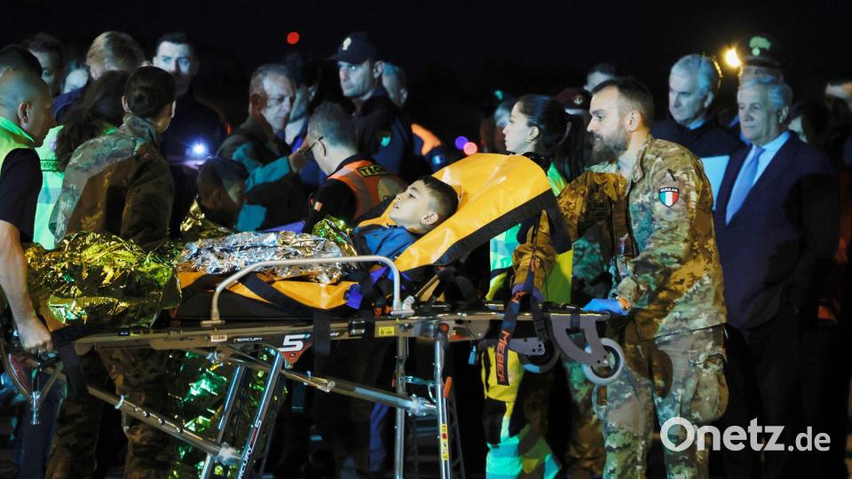 Der italienische Außenminister Antonio Tajani (r) empfängt am Militärflughafen Ciampino verletzte und medizinisch behandlungsbedürftige Kinder aus dem Gazastreifen, bevor sie in verschiedene italienische Krankenhäuser gebracht werden. Bild: Cecilia Fabiano/LaPresse/AP/dpa