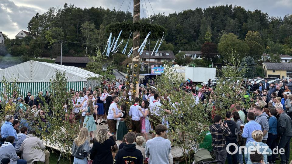 Zahlreich verfolgten die Besucher das Austanzen. Bild: lei