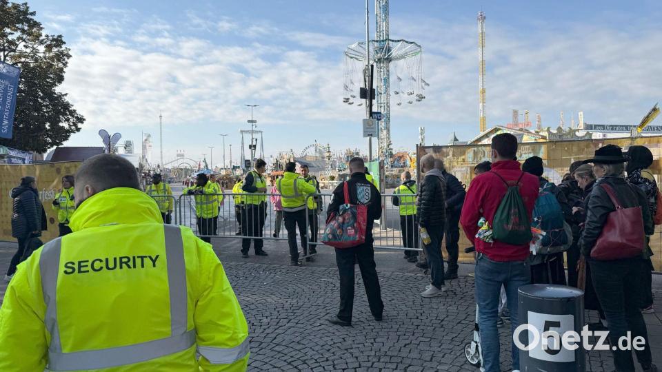 Menschen stehen an einer Absperrung an einem Eingang zum Oktoberfest. Das Münchner Oktoberfest bleibt wegen einer Sprengstoffdrohung bis mindestens 17.00 Uhr geschlossen. Bild: Manuel Schwarz/dpa
