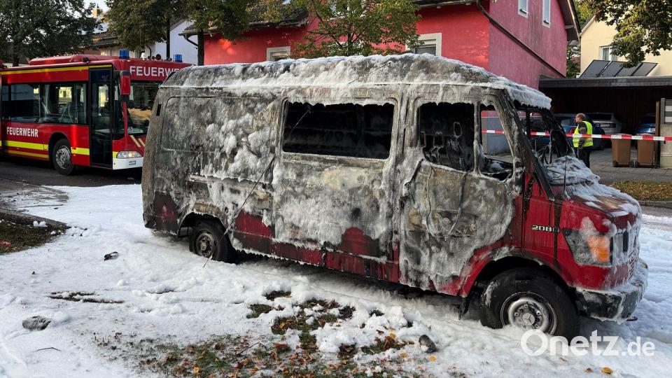 Ein Transporter ist ausgebrannt und voller Löschschaum. Ein Brand in einem Münchner Einfamilienhaus hat einen Großeinsatz von Polizei und Feuerwehr ausgelöst. Bild: Roland Freund/dpa