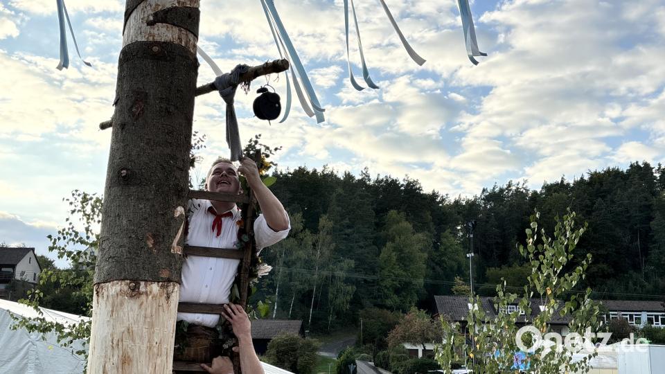 Der Knoten im Tuch machte es Oberkirwabou Jonas Strobel nicht gerade leicht. Bild: lei