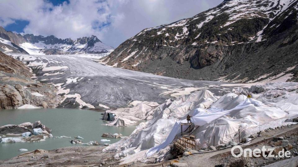 Die Schweizer Gletscher haben innerhalb von zehn Jahren ein Viertel ihrer Eismasse verloren (Archivbild) Bild: Matthias Schrader/AP