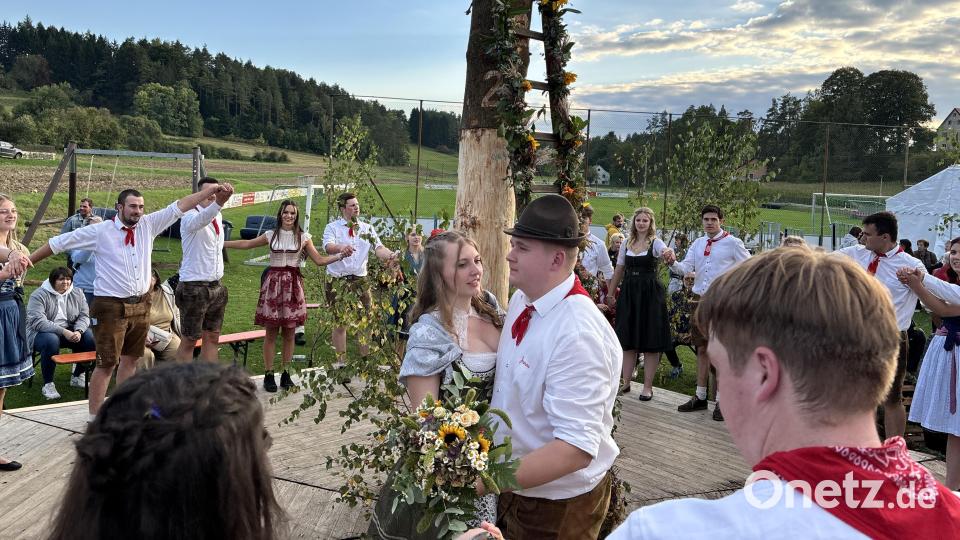 Das Oberkirwapaar beim Ehrenwalzer Bild: lei