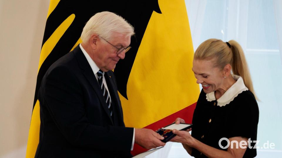 Auch die Schauspielerin Anna Loos wurde kurz vor dem 35. Jahrestag der Deutschen Einheit geehrt. Bild: Carsten Koall/dpa