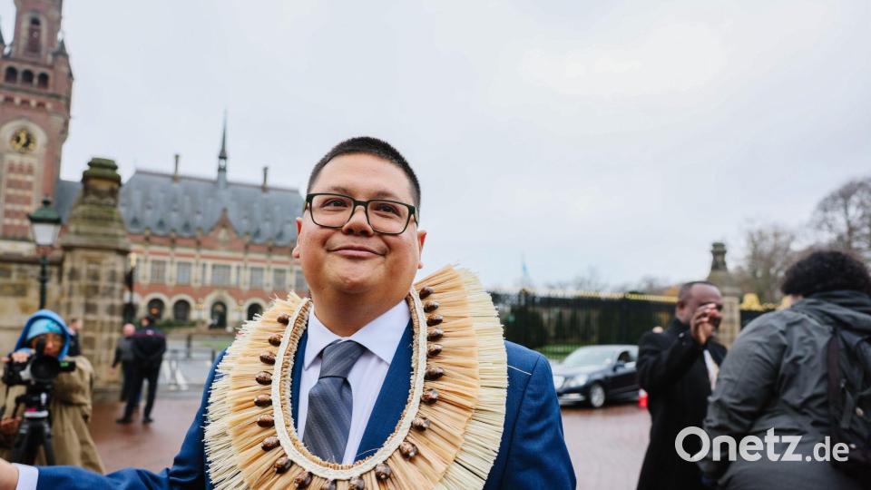 Julian Aguon, hier vor dem Sitz des Internationalen Gerichtshof in Den Haag. Bild: Camarin D. Egurrola/Right Livelihood/dpa