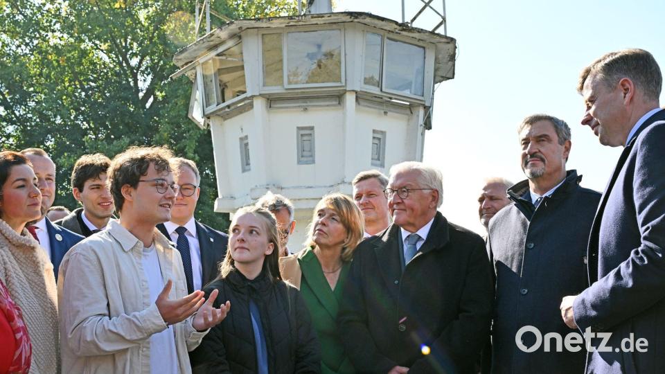 Am einstigen Grenzstreifen informiert sich der Bundespräsident (3. von rechts) über das Deutsch-Deutsche Museum Mödlareuth. Bild: Martin Schutt/dpa