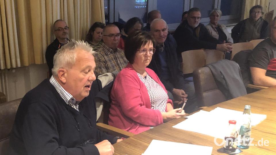 Stellung zur Sachlage bezogen unter anderem Marktrat Markus Troesch und dessen Fraktionskollegin von der CSU, Andrea Hecht, die Zweite Bürgermeisterin der Marktgemeinde Fuchsmühl. Bild: wro