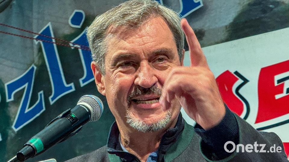 Markus Söder spricht im Festzelt auf der Amberger Dult mit erhobenem Zeigefinger: „In jedem Oberpfälzer Bierzelt steckt mehr Verstand als in mancher Regierungszentrale." Bild: Stephan Huber