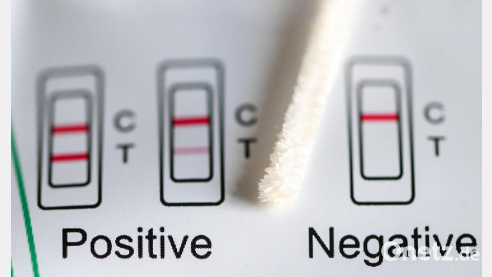 Positiv oder negativ - das zeigt ein Test an. (Symbolbild) Bild: Jens Kalaene/dpa